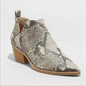 New/tag Universal Thread Snakeskin Bootie-7.5